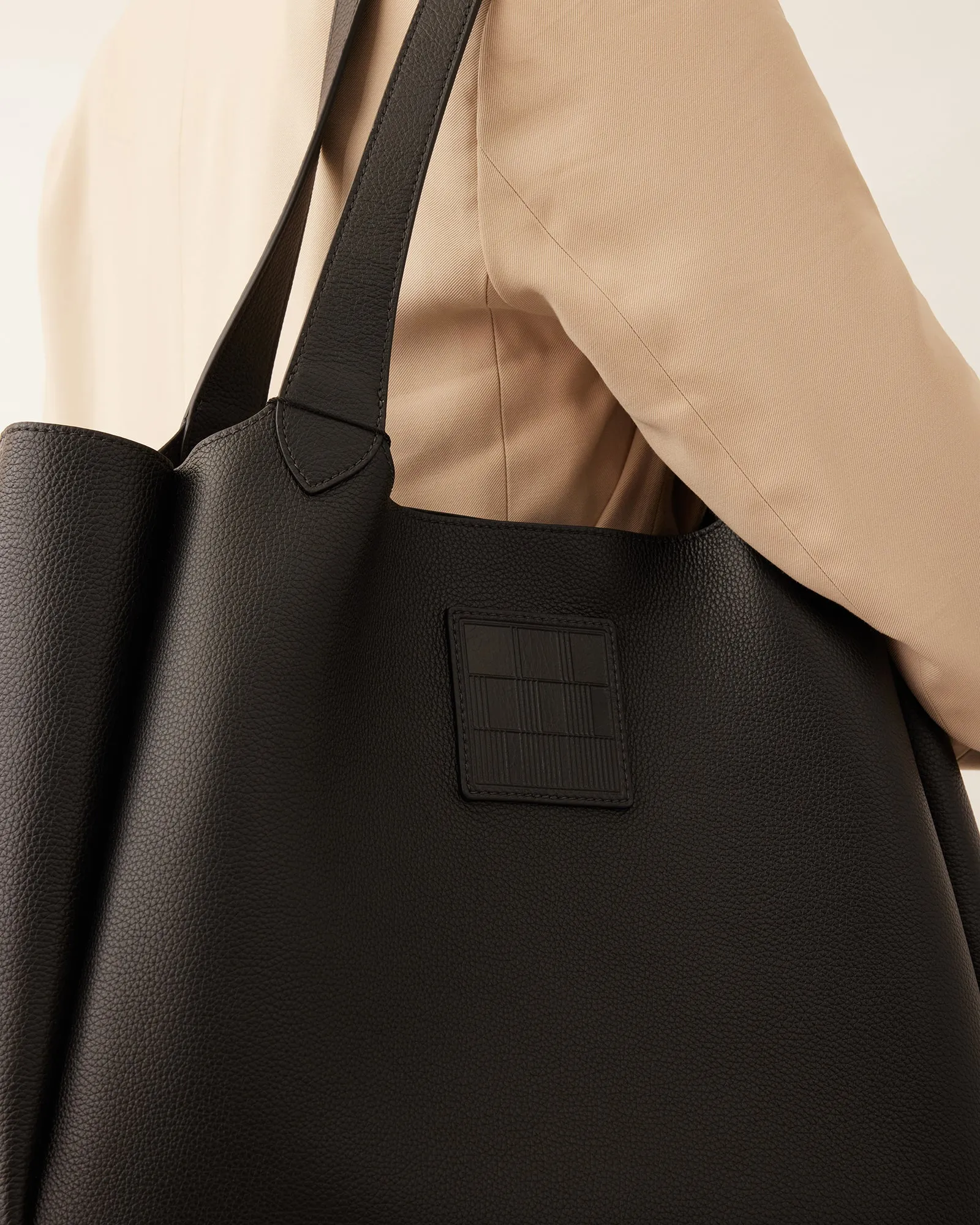 ALPHA TOTE BAG BLACK LEATHER